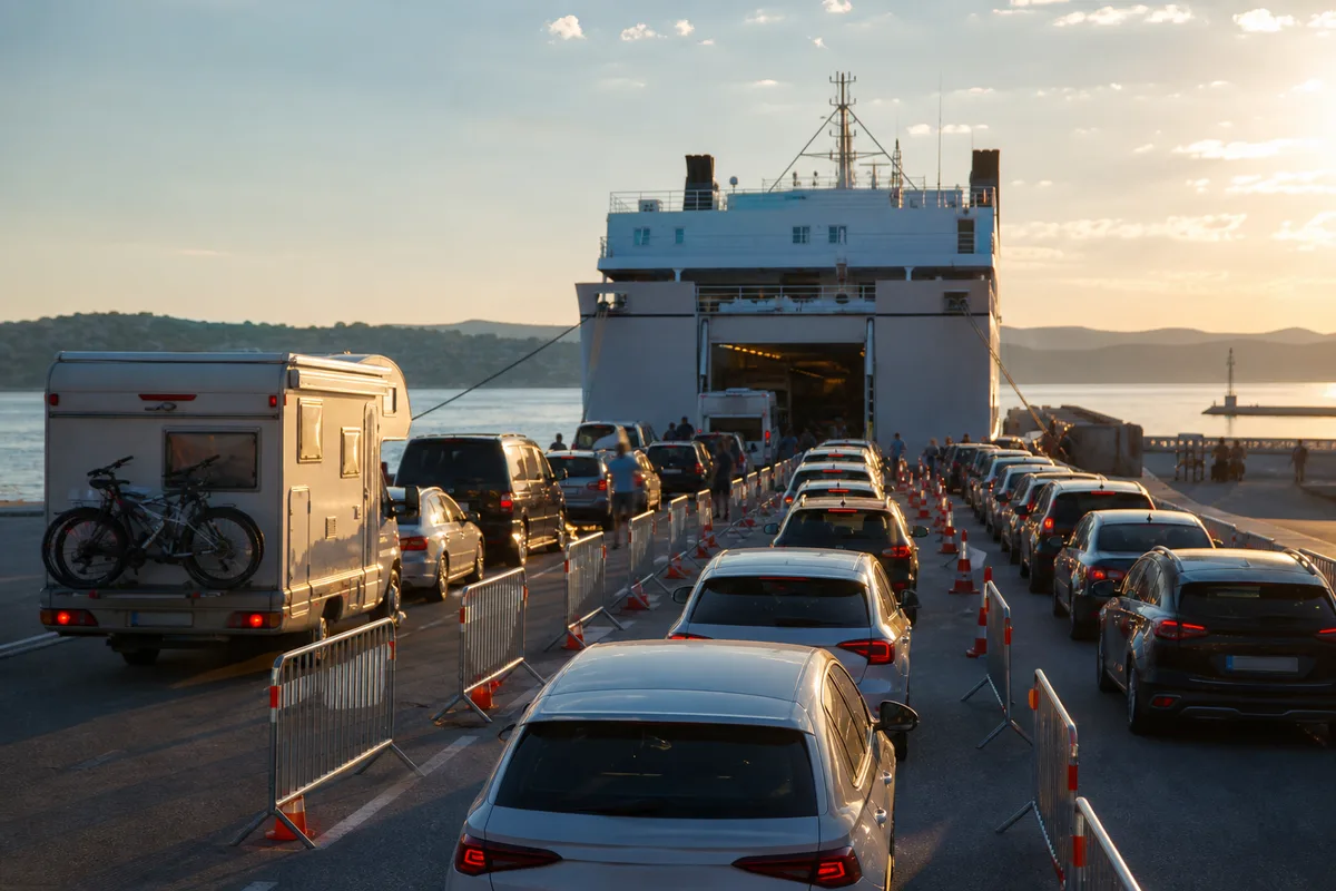 Quai d&rsquo;embarquement d&rsquo;un port croate avec des files de véhicules attendant la traversée