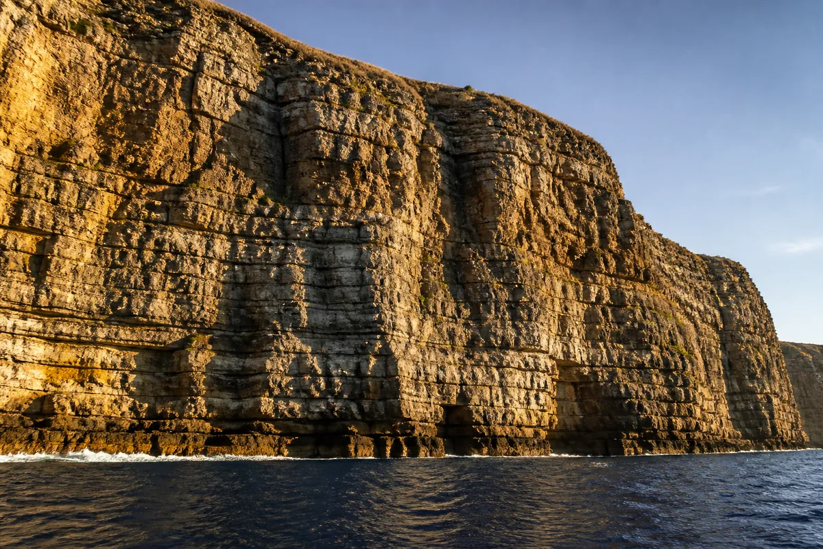 Falaise calcaire des Kornati plongeant à la verticale dans une mer bleu profond