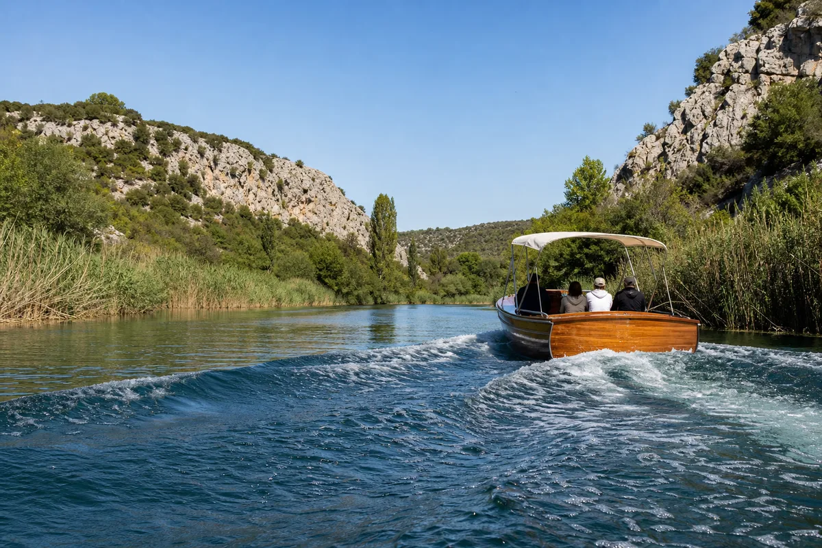 Bateau du parc remontant la rivière Krka vers les cascades depuis Skradin