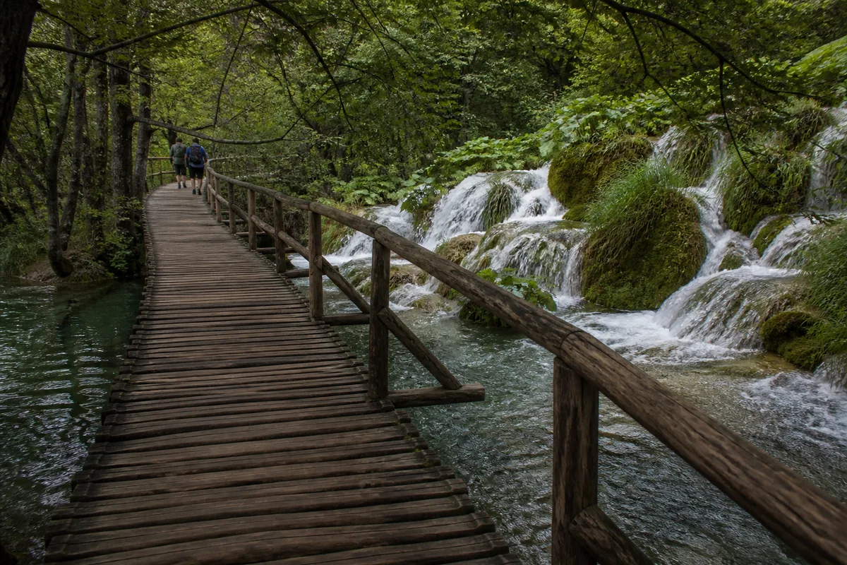 Passerelle en bois longeant les cascades de Skradinski buk
