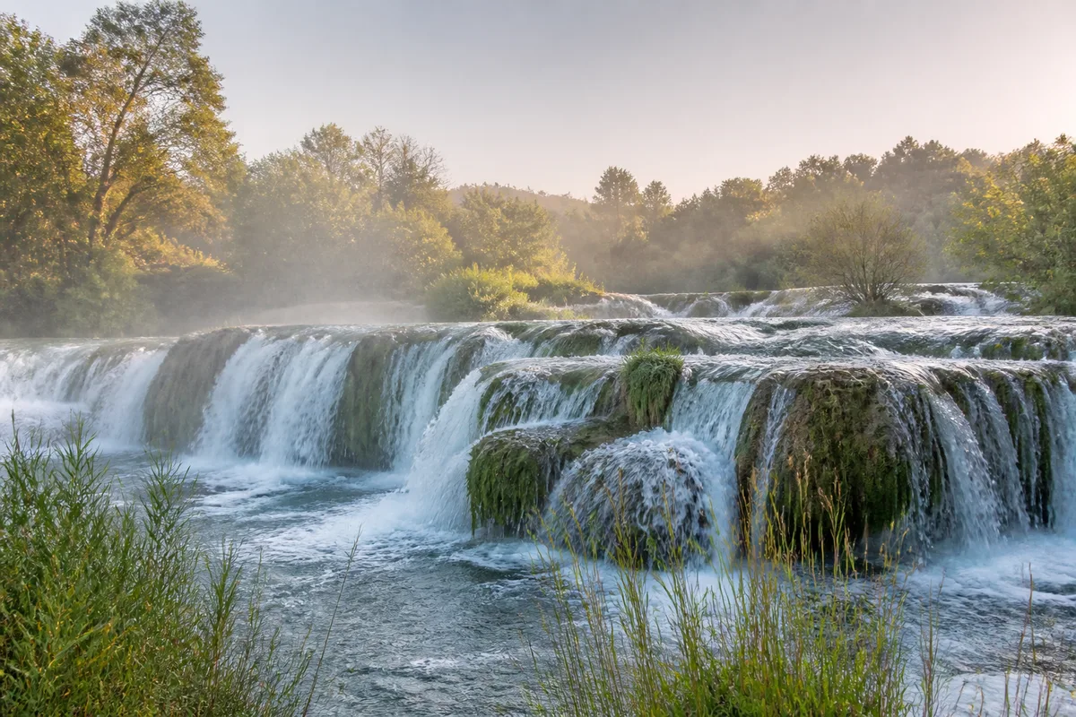 Cascades en éventail de Roški slap au petit matin