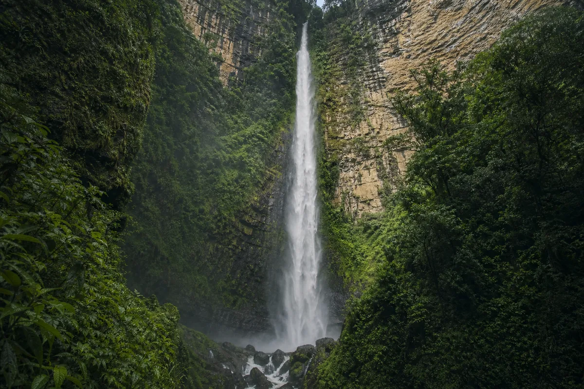 Cascade Veliki Slap encadrée de falaises calcaires et de végétation
